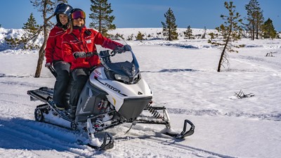 Le personnel de SkiStar profite d’une balade avec la motoneige Nomad (100% électrique) de Taiga. (Groupe CNW/Corporation Moteurs Taiga)