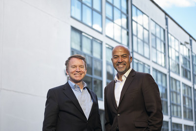 Flybe CEO - Dave Pflieger (L) with IBS Software CEO - Anand Krishnan (R)