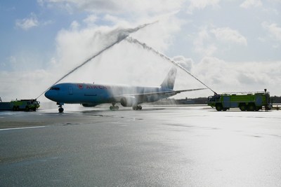L’avion-cargo d’Air Canada, un 767-300ER de Boeing, est accueilli par un salut aux canons à eau à sa première arrivée à Halifax le 20 avril 2022 (Groupe CNW/Air Canada)