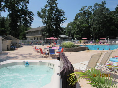 A summertime view of the heated pool and hot tub spas at Sun Outdoors Cape May.