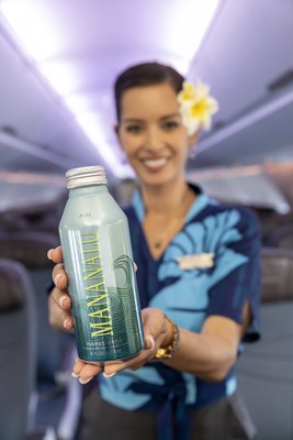 Hawaiian Airlines flight attendant holding Mananalu’s 16-ounce aluminum bottle