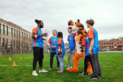 Running back Najee Harris and Tony the Tiger® visited Pittsburgh, Penn., to celebrate achieving Kellogg’s Frosted Flakes® Mission Tiger’s goal of helping 1 million middle school kids gain better access to sports. Harris and Tony the Tiger surprised 7th and 8th graders at Greenfield Elementary School in Pittsburgh on Thursday, April 21, with a Mission Tiger™ donation benefitting every middle school in the Pittsburgh Public Schools district.