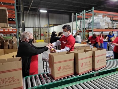 Manuel Haro, Divisional Vice President of Greater Philadelphia, The GIANT Company, volunteering at Caring for Friends.