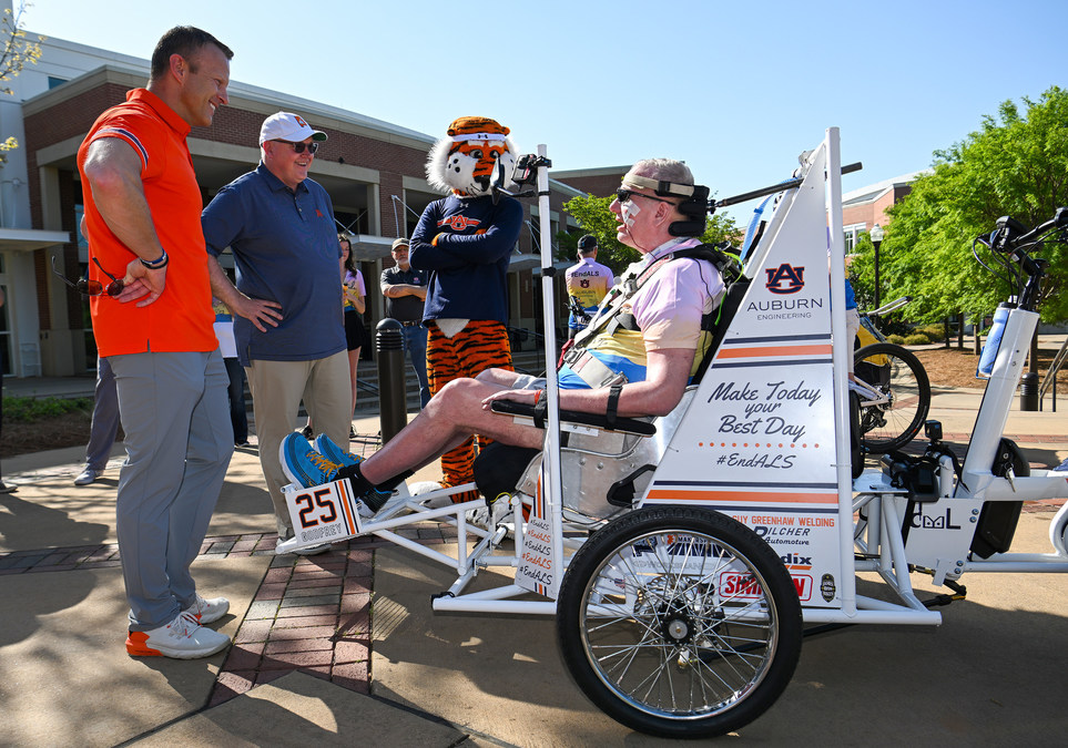 Auburn engineering alum paralyzed from ALS completes 20-mile charity bicycle ride thanks to senior design team - Vimarsana News