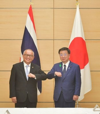 Mr. Supattanapong Punmeechaow, Deputy Prime Minister of Thailand, held a meeting with Mr. MATSUNO Hirokazu, Chief Cabinet Secretary of Japan, during the visit by a Thai delegation he led to Tokyo and Kanagawa Prefecture between 20-23 April 2022, to deepen bilateral cooperation and discuss future investments in electric vehicles (EV), smart electronics and green technologies.