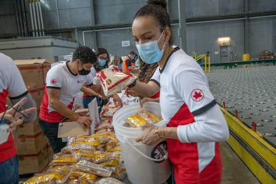 Des employs bnvoles d'Air Canada ont prpar des trousses alimentaires d'urgence et d'autres fournitures d'intervention destines  l'Ukraine (Groupe CNW/Air Canada)