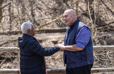 Ontario Liberal Leader Steven Del Duca speaks with a senior. (CNW Group/Ontario Liberal Party)