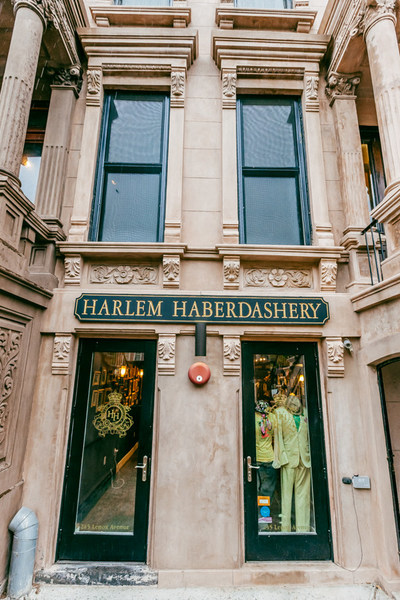Entrance of Harlem Haberdashery / Driely Vieira