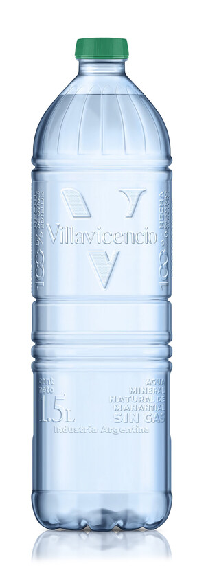 Revolucionaria botella de agua sin etiqueta Villavicencio de Amcor y Danone reduce huella de carbono en un 21%