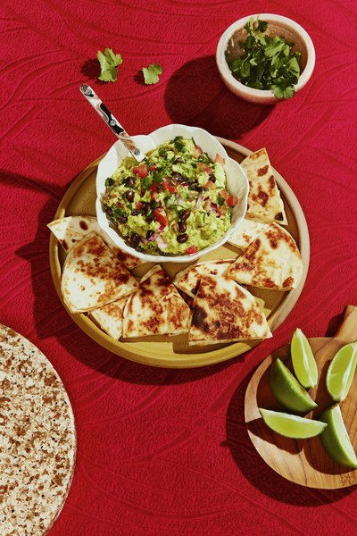 GUACAMOLE AVEC HARICOTS NOIRS ET TOMATES SUR QUÉSADILLAS AU FROMAGE (Groupe CNW/Les Avocats du Mexique)