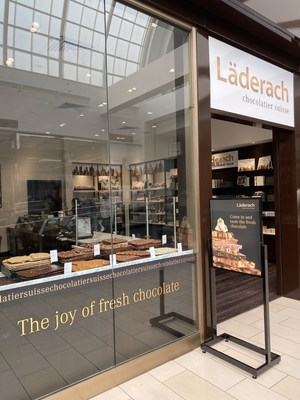 Each Läderach Chocolatier Suisse store features its iconic FrischSchoggi™ (fresh chocolate) counter inviting chocolate lovers in to experience the joy of fresh chocolate. Pictured here is Läderach’s newest store at Glendale Galleria in Southern California which opened in March 2022.