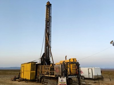 Figure 1.  Diamond drill core rig advancing the IP22-004 core tail along the RFZ. (CNW Group/Nevada King Gold Corp.)