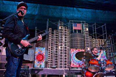 Tim Palmieri and Bill Carbone of The Z3 perform in front of the Mini Wall of Sound (PRNewsfoto/SpreadMusicNow)