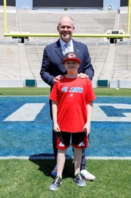 Emmy-nominated NFL Network host Rich Eisen with St. Jude patient Alexander, kicked off “60 Days for St. Jude,” a fundraising and awareness campaign to benefit St. Jude Children’s Research Hospital®, with his annual Run Rich Run event on Saturday, April 30, 2022 in Pasadena, California. (Ryan Kang/NFL)