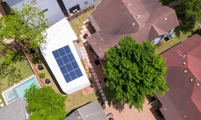 Rooftop solar PV array housed on Rice University's ADU project. This image was captured by Rice University.