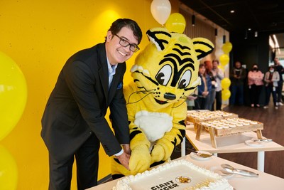Tigre Géant célèbre 61 ans de soutien aux communautés canadiennes. (Groupe CNW/Giant Tiger Stores Limited)