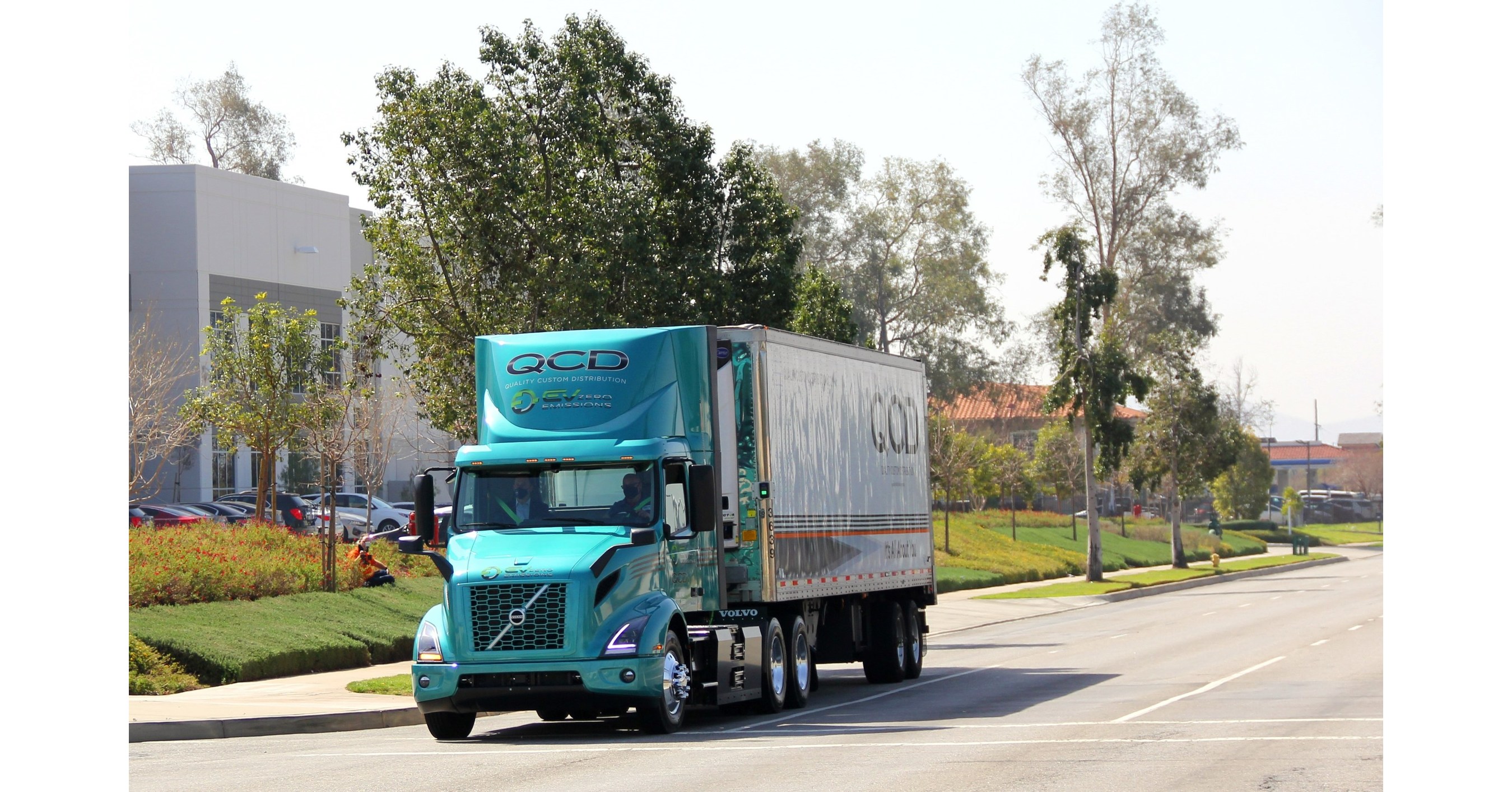 El cliente QCD de Volvo Trucks ordena 30 camiones eléctricos VNR más para la flota del sur de California