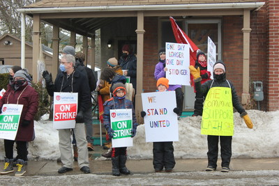 Members on the picket line holding on strike signs at Napanee's Lennox and Addington Interval House (CNW Group/Unifor)