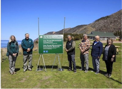 Parks Canada and partners gather to unveil the name of new campground in Cape Breton Highlands National Park. In this photo, from left to right: Kelly Deveaux, A/Superintendent, Cape Breton Highlands National Park; Blair Pardy, Field Unit Superintendent, Parks Canada's Cape Breton Field Unit; Chief Wilbert Marshall, Lead, Culture, Heritage & Archaeology Portfolios for the Assembly of Nova Scotia Mi'kmaw Chiefs; Quentin Doucette, Parks Canada-Unama'ki Advisory Committee; Napolon Chiasson, Prsident, La Socit Saint-Pierre; and Lisette Bourgeois, Directrice gnrale, La Socit Saint-Pierre.
Credit: Parks Canada (CNW Group/Parks Canada)