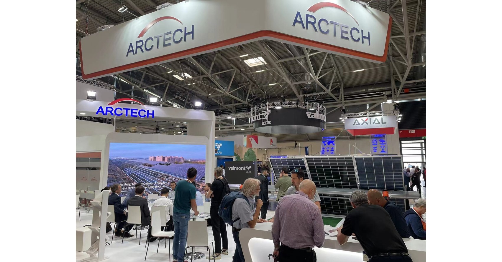 Arctech ampl&iacute;a sus opciones de seguidores solares con SkyLine II, el primer seguidor que incorpora la tecnolog&iacute;a 1P con mecanismo de accionamiento sincr&oacute;nico multipunto, en Intersolar Europe 2022
