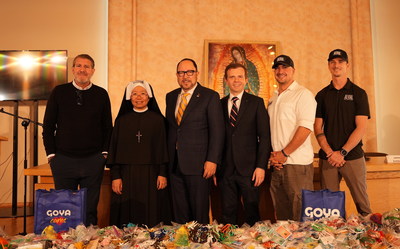 Michael Capponi, fundador da Global Empowerment Mission (GEM); irmã Theresa de la Fuente, Congregação das Irmãs de Nossa Senhora da Misericórdia; Bob Unanue, presidente e CEO da Goya Foods; Syzmon Czyszek, diretor de crescimento internacional dos Cavaleiros de Colombo na Europa; e James Zumwalt, veterano da Marinha dos EUA e líder da equipe de implementação do Aerial Recovery (PRNewsfoto/Goya Foods, Inc.)