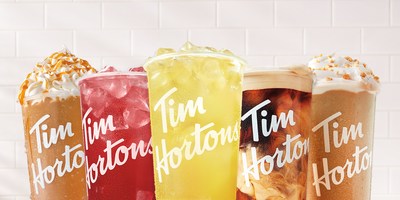 Rafraîchissez vous avec Tim Hortons - Voici les boissons froides les plus fraîches de l'été, comprenant le nouveau café infusé à froid aux noisettes grillées garni d'une mousse d'espresso froide, le cappuccino glacé S'mores de Hershey et le givré crémeux S'mores de Hershey, ainsi que la gamme de RafraîchiTim