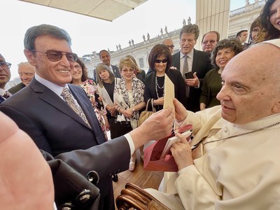 The mood was light as Judge Basil Russo and his fellow Italian American leaders met with Pope Francis on May 11 within Vatican City. The Pontiff warmly greeted the delegation and gave his blessing. Judge Russo leads The Conference of Presidents of Major Italian American Organizations (COPOMIAO), and is the national president of Italian Sons and Daughters of America (ISDA).