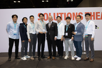CEO Kim Young-Joon and employees of PABLO AIR, and Brian Wynne, President and CEO of AUVSI during the XCELLENCE awards ceremony