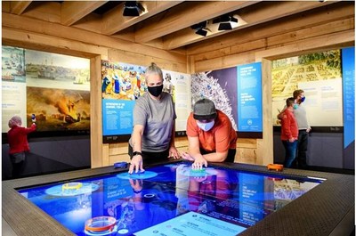 Tableaux numériques interactifs de la nouvelle exposition Forteresse d'Halifax, au lieu historique national de la Citadelle-d'Halifax Source : Parcs Canada Photographe : Aaron McKenzie Fraser (Groupe CNW/Parcs Canada)