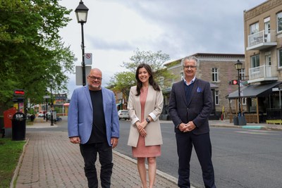 La mairesse de Longueuil, Catherine Fournier, accompagne de Sylvain Larocque, conseiller associ responsable de la culture et des communications et conseiller municipal du district Saint-Charles, et Sylvain Joly, membre du comit excutif responsable du dveloppement conomique. (Groupe CNW/Ville de Longueuil)