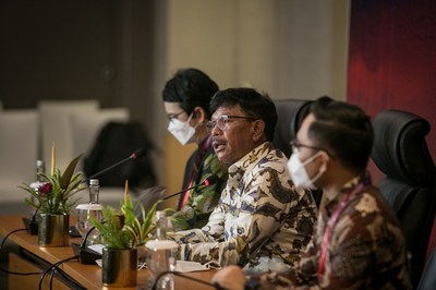 Minister of Communication and Informatics Johnny G Plate (centre), the 2022 G20 Digital Economy Working Group (DEWG) Chairperson, Mira Tayyiba (left), and the 2022 G20 DEWG Alternate Chair, Dedy Permadi, during a press conference of the second DEWG meeting in Yogyakarta on Wednesday (18 May 2022). The second DEWG meeting held on May 17-19, 2022 discusses three priority issues including digital connectivity and post-COVID-19 recovery, digital skills and digital literacy, as well as cross-border data flow and trusted free data flow.