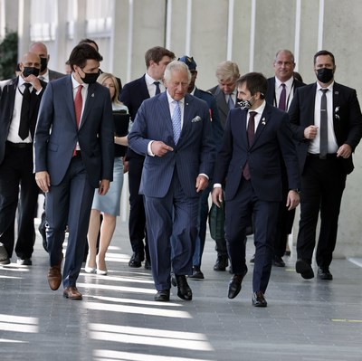 His Royal Highness the Prince of Wales (centre) arrives at a meeting in Ottawa on sustainable finance May 18, 2022, accompanied by the Right Honourable Justin Trudeau, Prime Minister of Canada (left) and the Honourable Steven Guilbeault, Canada’s Minister of Environment and Climate Change.(right) The meeting brought together leaders from Canada’s financial and government sectors. (CNW Group/Environment and Climate Change Canada)
