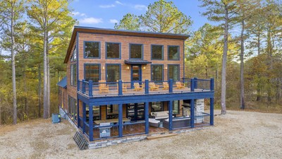 This modern cabin in Broken Bow, Oklahoma is one of Vrbo’s 2022 Vacation Homes of the Year.