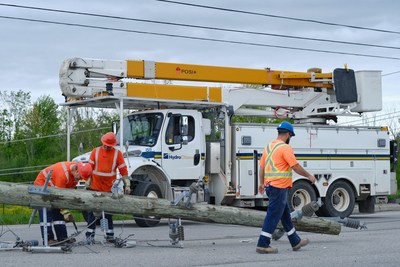 Hydro Ottawa crews attend to a downed hydro pole on May 22 (CNW Group/Hydro Ottawa Holding Inc.)