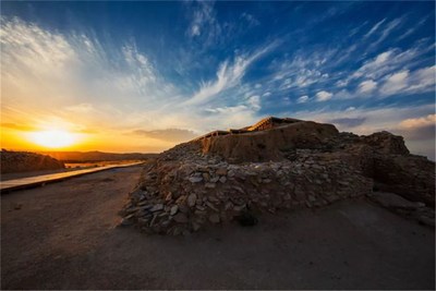 Photo shows the Shimao ruins, an important prehistoric site in Shenmu City, northwest China's Shaanxi Province in sunset.