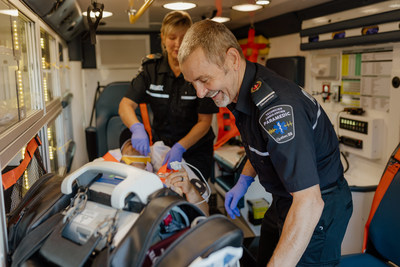 Photo de paramédics dans une ambulance (Groupe CNW/DESSERCOM inc.)