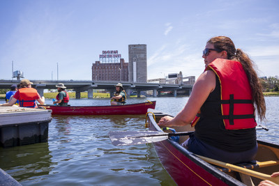 It will be possible to try paddle sports all summer long at the Lachine Canal! Parks Canada (CNW Group/Parks Canada)