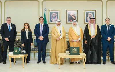 Air Products Regional Leaders pictured withAbdulrahman Almogbel, General Manager, Ministry of Human Resources & Social Development (MOHR); the Prince of the Eastern Province, His Royal Highness Prince Saud bin Nayef bin Abdulaziz Al Saud; and ENG. Majed Al-Otaibi, Chairman of the Saudi Council of Engineers (SCE).