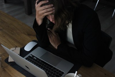 Une journaliste stressée devant son ordinateur portable (Groupe CNW/Le Syndicat Unifor)