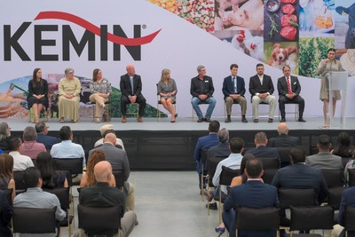 After the ribbon-cutting ceremony, the Kemin Animal Nutrition and Health executive team, including marketing director Roberto Zepeda and country manager for Mexico and Central America, Alejandro Romero, presented an overview of Kemin Industries’ vision and its commitment to transform the quality of life of the global population. From L-R: Kimberly Nelson, Libby Nelson, Kristi Krafka, Daryl Schraad, Christine Smith, Terry Hastings, Mitch Poss, Roberto Zepeda, Alejandro Romero, Natalia Arias.