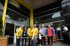 Le IKEA du centre-ville de Toronto - Aura accueille des milliers de personnes le jour de son ouverture.