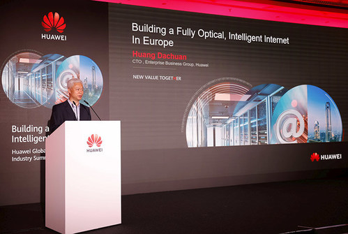 Huang Dachuan, CTO of Huawei Enterprise Business, delivered a speech at the opening ceremony of the summit