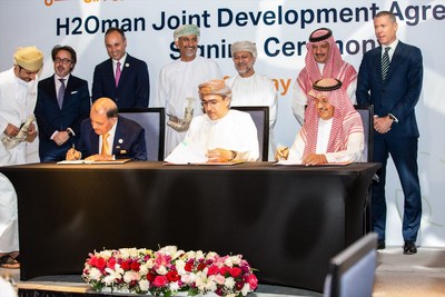 (left to right) Air Products Chairman, President and CEO Seifi Ghasemi, OQ Chairman Mulham Al Jarf and ACWA Power Chairman Mohammad A. Abunayyan sign a joint development agreement (JDA) on 26 May 2022 toward a world-scale green hydrogen-based ammonia production facility in Oman. The JDA signing follows a memorandum of understanding signed in December 2021.