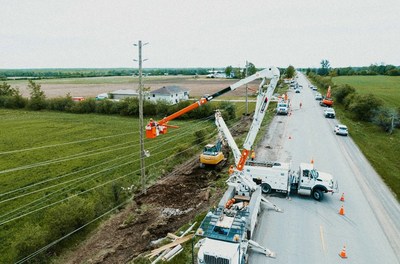 Hydro One crews replacing poles and restringing power line along Highway 29 near Carleton Place. (CNW Group/Hydro One Inc.)