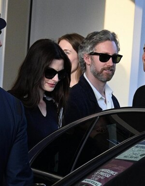 Anne Hathaway respire le chic sans effort à LILYSILK lors du 75ème Festival de Cannes