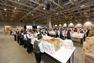 Sands China volunteers work together to build 2,600 food kits for Caritas Macau at Friday’s Sands Cares Food Kit Build at Cotai Expo.