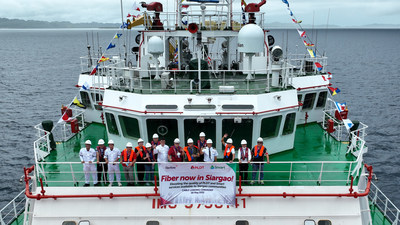 Directivos de PLDT y Smart visitan el principal buque de tendido de cables "FENGHUA 21" de FiberHome. (PRNewsfoto/FiberHome)