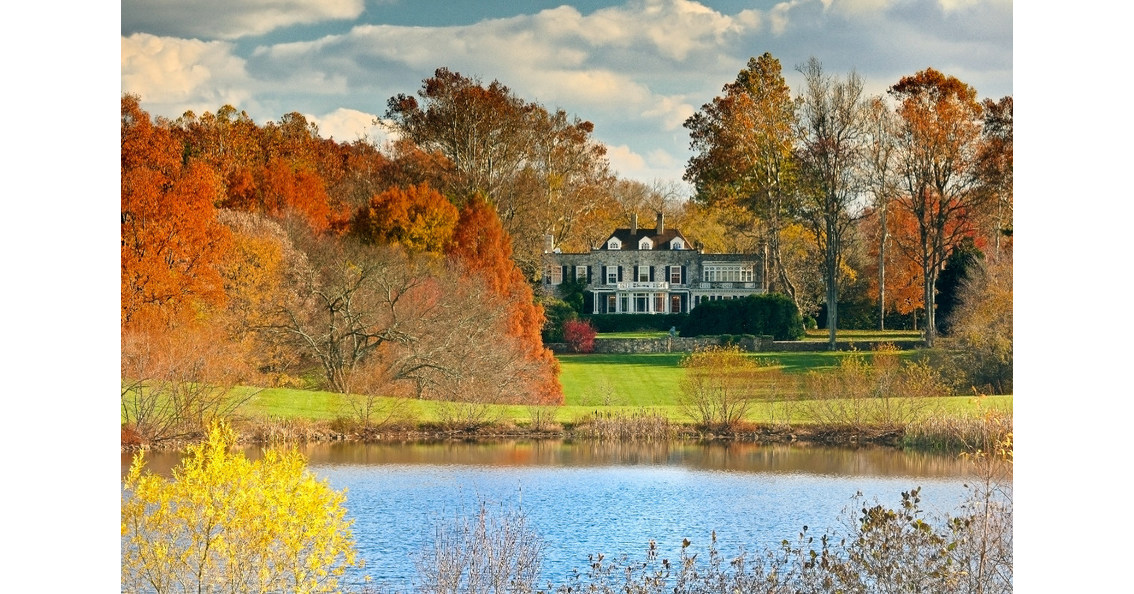 SMALL FIRM SELLS LARGE ESTATE