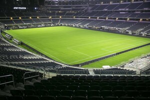 El SISTEMA DE FÚTBOL SOFTTOP DE HELLAS SE INSTALA EN EL AT&amp;T STADIUM PARA EL JUEGO INTERNACIONAL