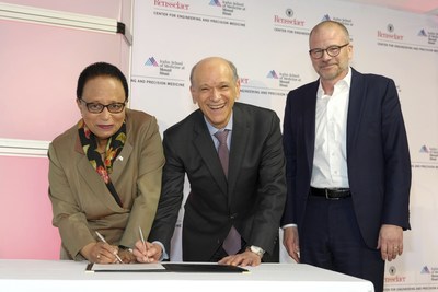 La Dra. Shirley Ann Jackson, presidenta del Instituto Politécnico Rensselaer, el Dr. Eric Nestler, de la Escuela de Medicina Icahn del Monte Sinaí, y Andrew Kimball, presidente del NYCEDC, firman un acuerdo ceremonial en el lanzamiento del Centro de Ingeniería y Medicina de Precisión el jueves 12 de mayo de 2022 en Nueva York. El nuevo centro es una alianza entre el Instituto Politécnico Rensselaer y la Escuela de Medicina Icahn del Monte Sinaí.